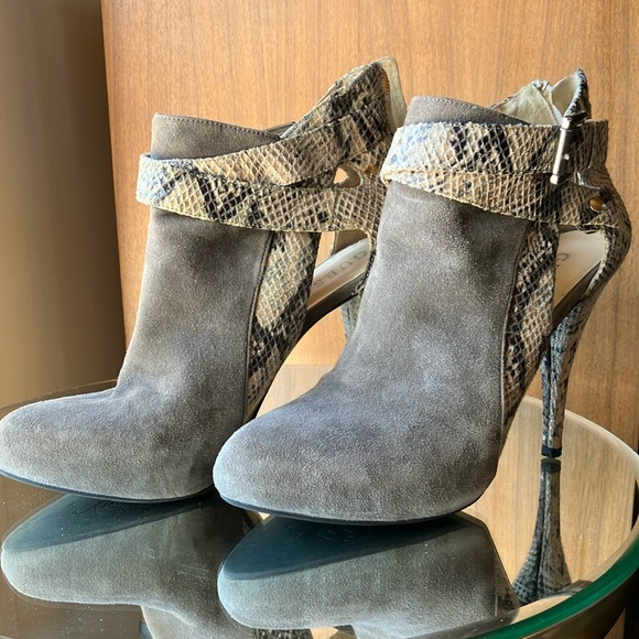 Guess Bootie - Picture 1 of 6